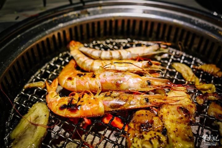 【中肯‧食記】好客-音樂燒烤‧市府店|現場Live演唱‧秋蟹再加碼!生蠔霸王蝦碳烤燒肉吃到飽!