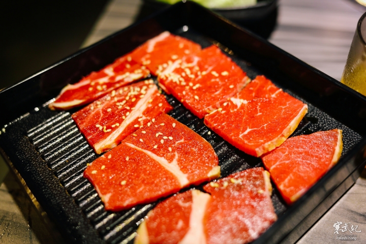 【中肯‧食記】好客-音樂燒烤‧市府店|現場Live演唱‧秋蟹再加碼!生蠔霸王蝦碳烤燒肉吃到飽!