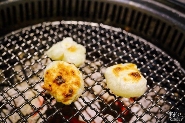 【中肯‧食記】好客-音樂燒烤‧市府店|現場Live演唱‧秋蟹再加碼!生蠔霸王蝦碳烤燒肉吃到飽!