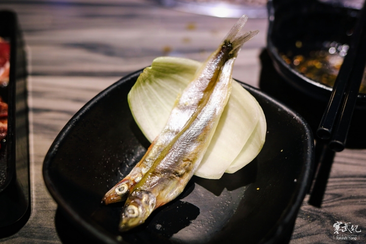 【中肯‧食記】好客-音樂燒烤‧市府店|現場Live演唱‧秋蟹再加碼!生蠔霸王蝦碳烤燒肉吃到飽!
