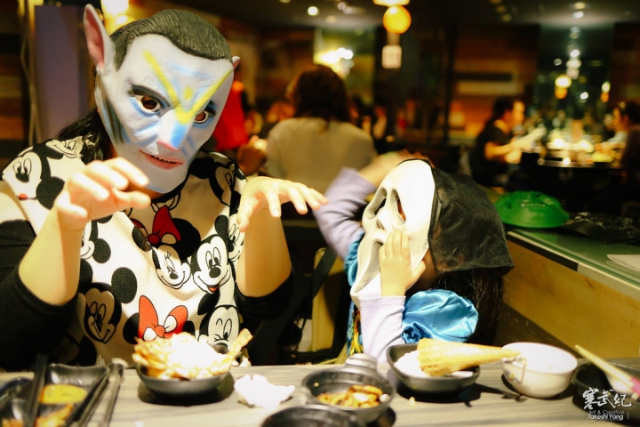 【中肯‧食記】好客-音樂燒烤‧市府店|現場Live演唱‧秋蟹再加碼!生蠔霸王蝦碳烤燒肉吃到飽!