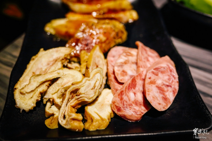 【中肯‧食記】好客-音樂燒烤‧市府店|現場Live演唱‧秋蟹再加碼!生蠔霸王蝦碳烤燒肉吃到飽!