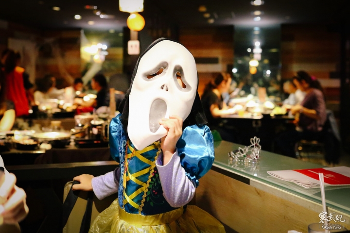【中肯‧食記】好客-音樂燒烤‧市府店|現場Live演唱‧秋蟹再加碼!生蠔霸王蝦碳烤燒肉吃到飽!