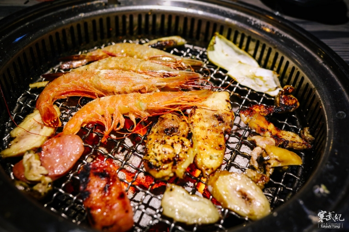 【中肯‧食記】好客-音樂燒烤‧市府店|現場Live演唱‧秋蟹再加碼!生蠔霸王蝦碳烤燒肉吃到飽!