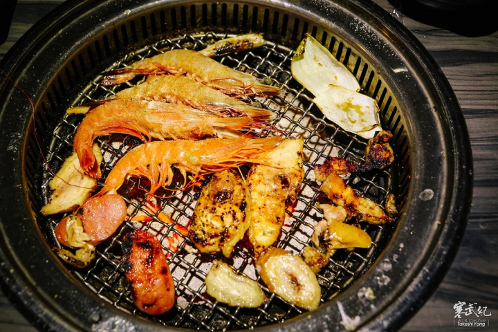 【中肯‧食記】好客-音樂燒烤‧市府店|現場Live演唱‧秋蟹再加碼!生蠔霸王蝦碳烤燒肉吃到飽!
