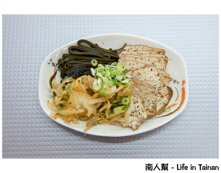 【台南市北區-美食】在地飄香好味道~~鴻源金好吃牛肉麵(原上好吃)