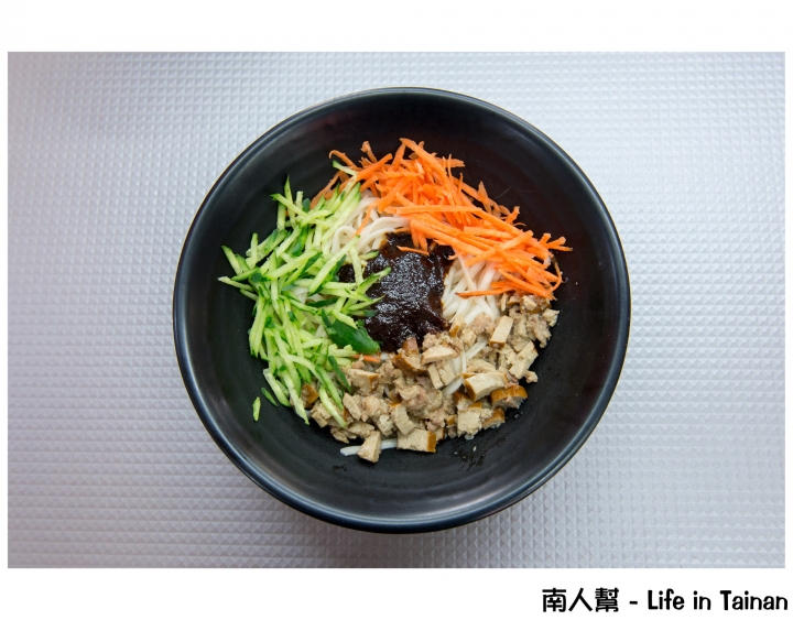 【台南市北區-美食】在地飄香好味道~~鴻源金好吃牛肉麵(原上好吃)