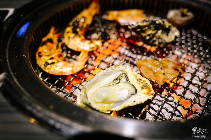 【中肯‧食記】好客-音樂燒烤‧市府店|現場Live演唱‧秋蟹再加碼!生蠔霸王蝦碳烤燒肉吃到飽!