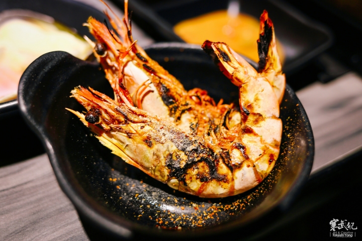 【中肯‧食記】好客-音樂燒烤‧市府店|現場Live演唱‧秋蟹再加碼!生蠔霸王蝦碳烤燒肉吃到飽!