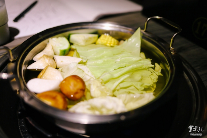 【中肯‧食記】好客-音樂燒烤‧市府店|現場Live演唱‧秋蟹再加碼!生蠔霸王蝦碳烤燒肉吃到飽!