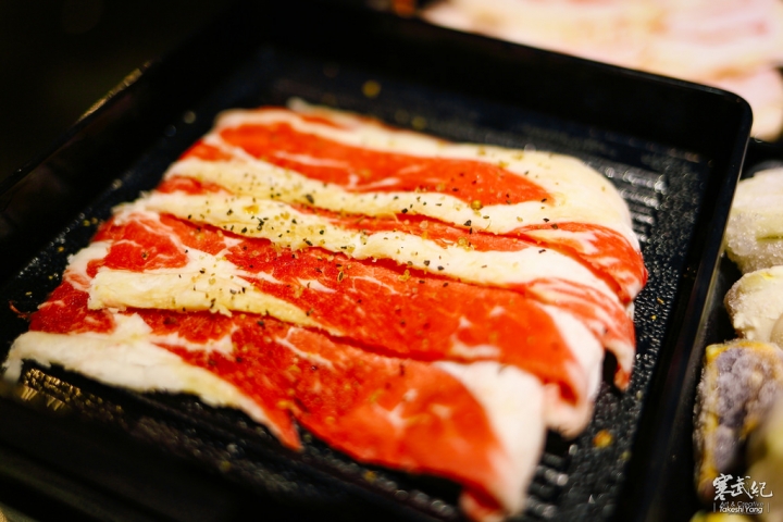 【中肯‧食記】好客-音樂燒烤‧市府店|現場Live演唱‧秋蟹再加碼!生蠔霸王蝦碳烤燒肉吃到飽!