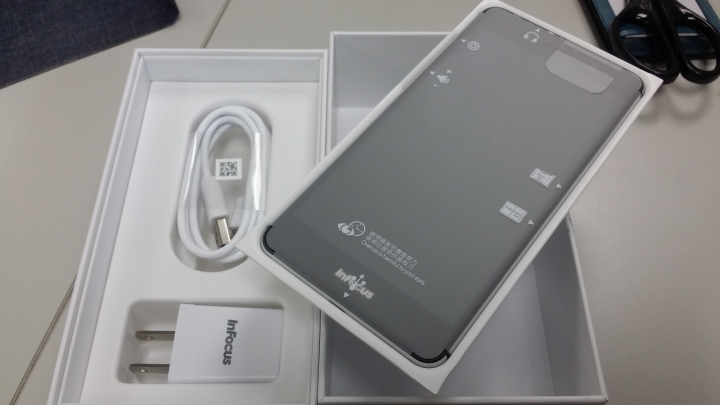 In Focus M808 生日開箱(買一送一專案)