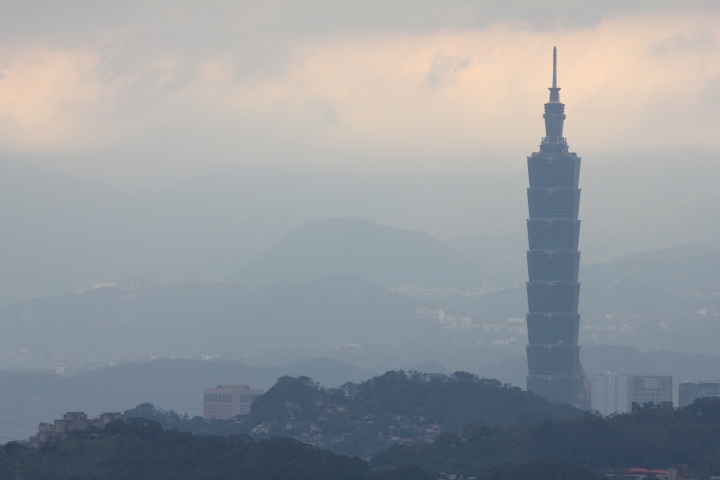 請大大們幫忙修圖(101後的背景是高山與雪)