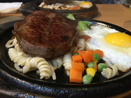 【食記】捷運亞東醫院站。厚切牛排