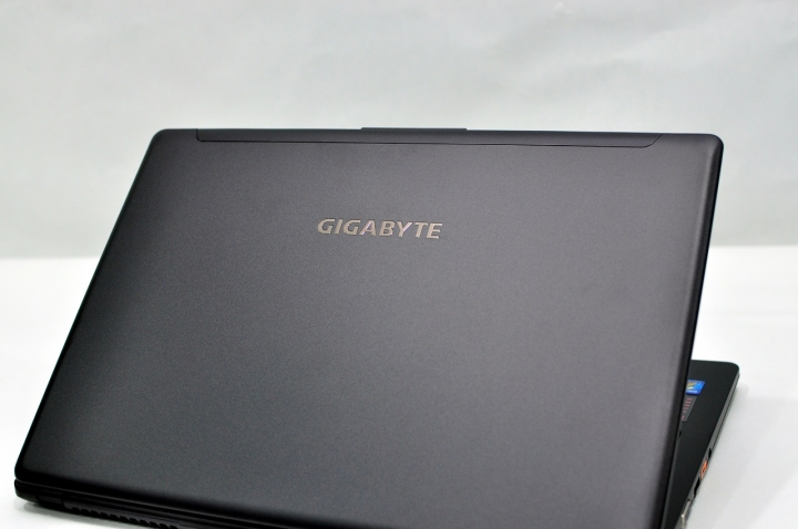 GIGABYTE P34W V5與AORUS X3 Plus V5 相互比較,不分軒輊,各有千秋