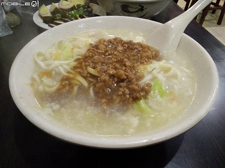 台北秘境小吃【龍記搶鍋麵】+萬華後火車站【萬華仙草冰】