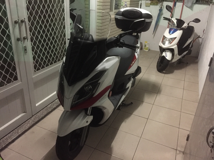 KYMCO G-DINK 300ABS寒流加下雨的微開箱(圖多文少)