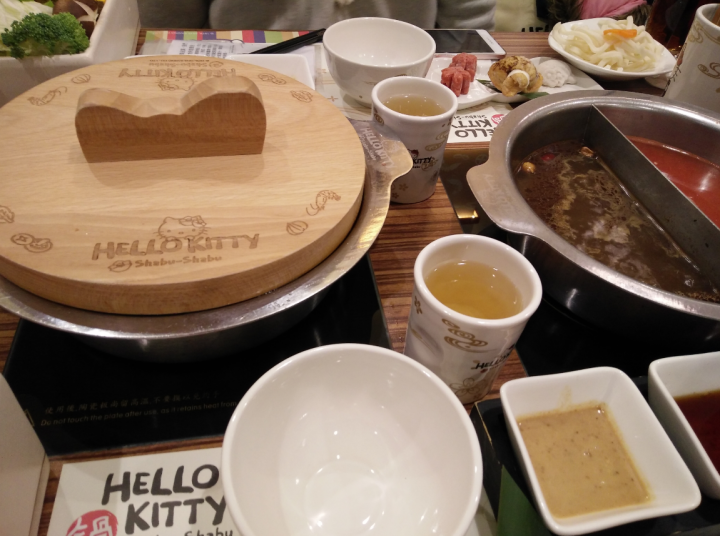 和閨蜜少女心大爆發的~醜比頭餐廳下午茶和hellokitty涮涮鍋