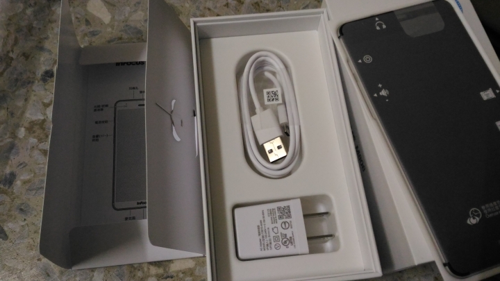 InFocus M808 【就想你.想揪你 買一送一】開箱文