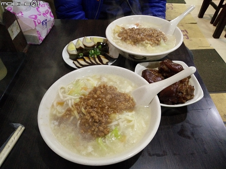 台北秘境小吃【龍記搶鍋麵】+萬華後火車站【萬華仙草冰】
