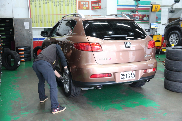 Luxgen U7 換胎分享:Continental CSC5 SUV 235/55/18