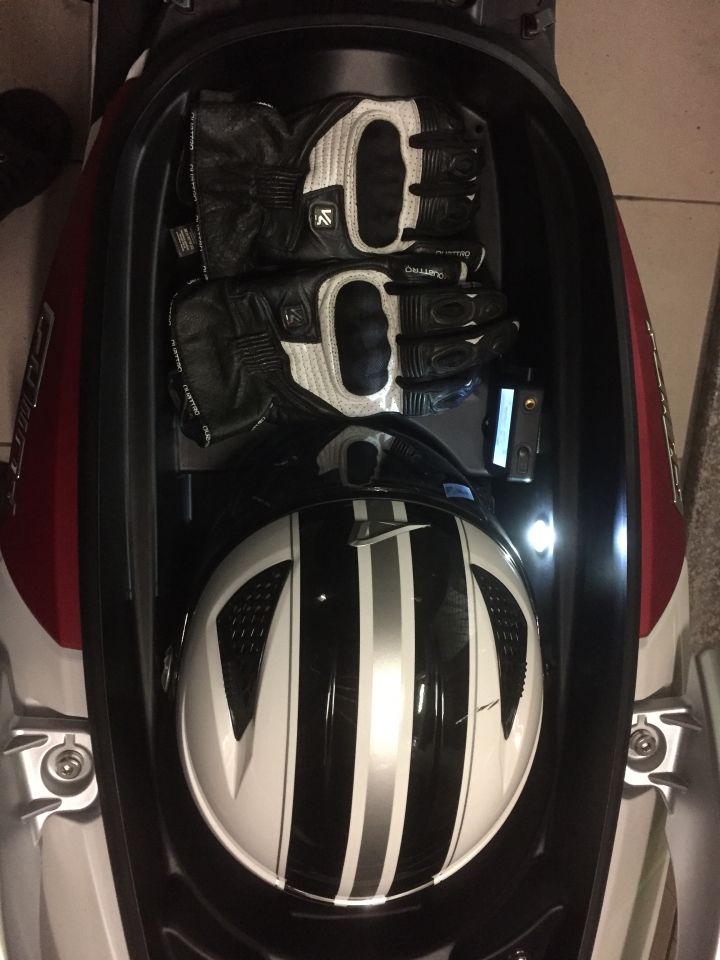 KYMCO G-DINK 300ABS寒流加下雨的微開箱(圖多文少)
