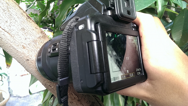 Nikon P900近拍湯品,卻拍到自身鏡頭保護鏡的霧氣。