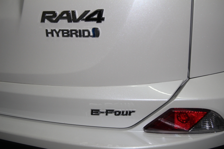終於看到我訂的車RAV4旗艦4WD油電款(1/14更新)