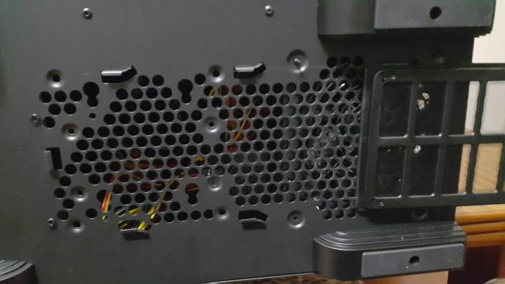 請教高手 CM 690III 機殼的防塵與散熱風扇配置