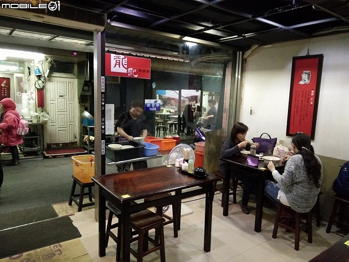 台北秘境小吃【龍記搶鍋麵】+萬華後火車站【萬華仙草冰】