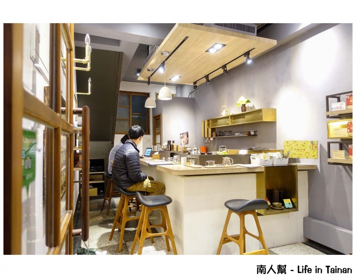 【台南市中西區-咖啡館】城市中的小寧靜~~醒醒食品文化(威士忌瓶咖啡)