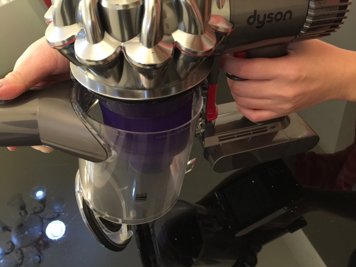 清洗 Dyson 無線吸塵器集塵桶的方法