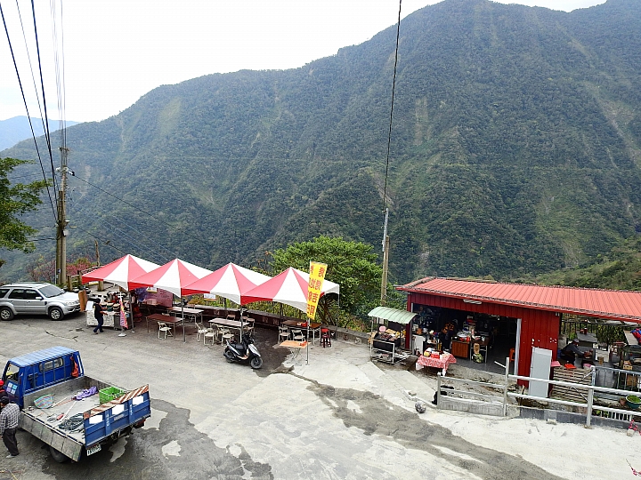 霧台上方山路一公里遠距拍櫻王,並介紹霧台再往上6.5公里的阿禮風光,也請關心台灣的山坡地。