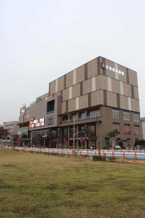 (嘉義市西區)秀泰影城開幕前三天票價99元 1F與廣場介紹