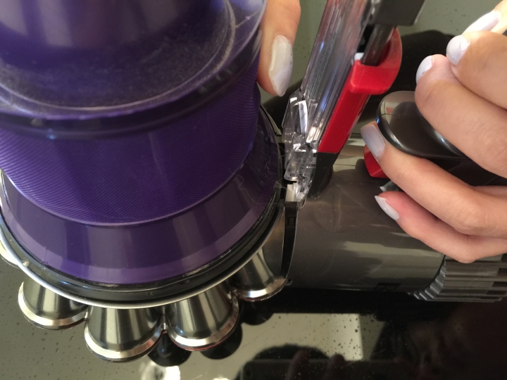 清洗 Dyson 無線吸塵器集塵桶的方法
