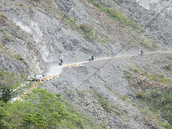 霧台上方山路一公里遠距拍櫻王,並介紹霧台再往上6.5公里的阿禮風光,也請關心台灣的山坡地。