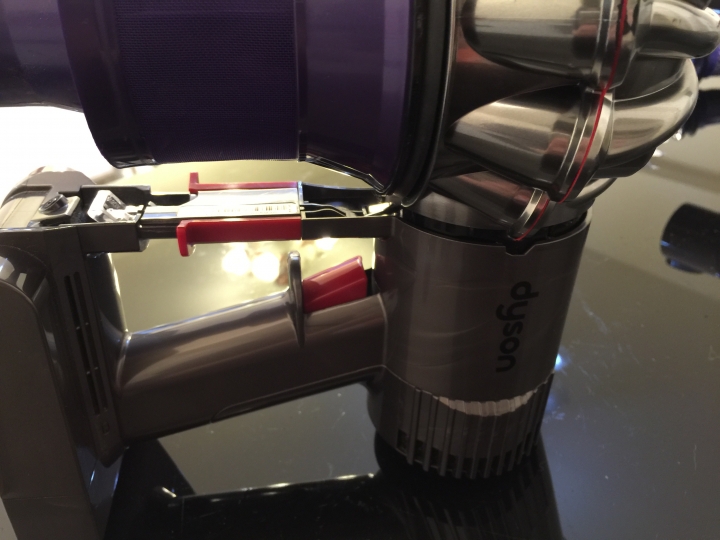 清洗 Dyson 無線吸塵器集塵桶的方法
