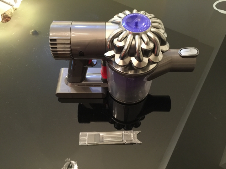 清洗 Dyson 無線吸塵器集塵桶的方法