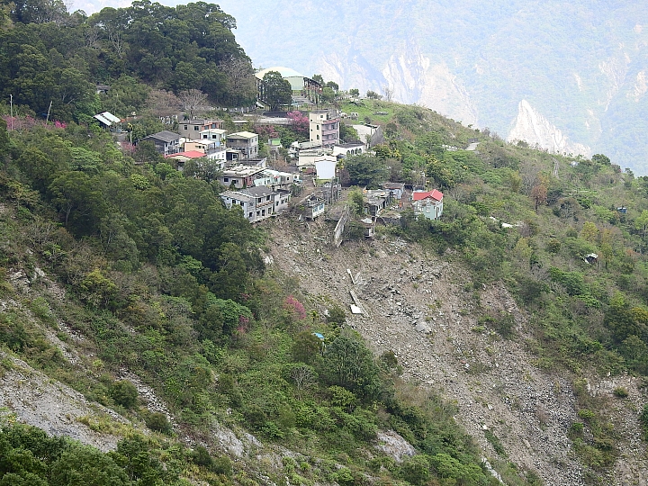 霧台上方山路一公里遠距拍櫻王,並介紹霧台再往上6.5公里的阿禮風光,也請關心台灣的山坡地。