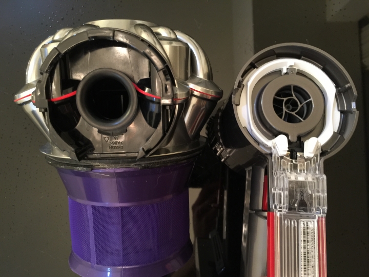 清洗 Dyson 無線吸塵器集塵桶的方法
