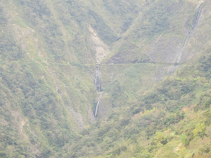 霧台上方山路一公里遠距拍櫻王,並介紹霧台再往上6.5公里的阿禮風光,也請關心台灣的山坡地。