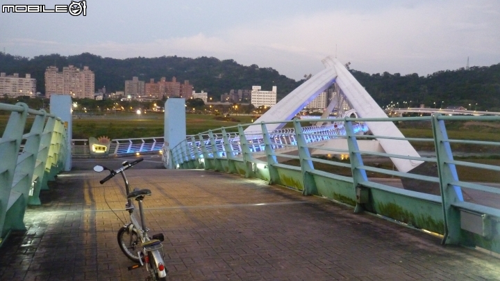 輕鬆單車遊~晨騎陽光橋,碧潭,華山文創園區 ~~