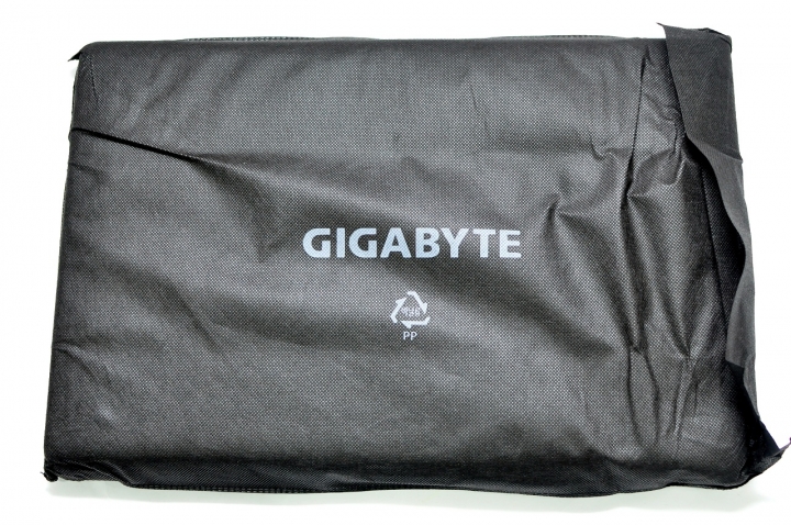 GIGABYTE P17F V5外觀平庸內裝超值的好遊戲筆電