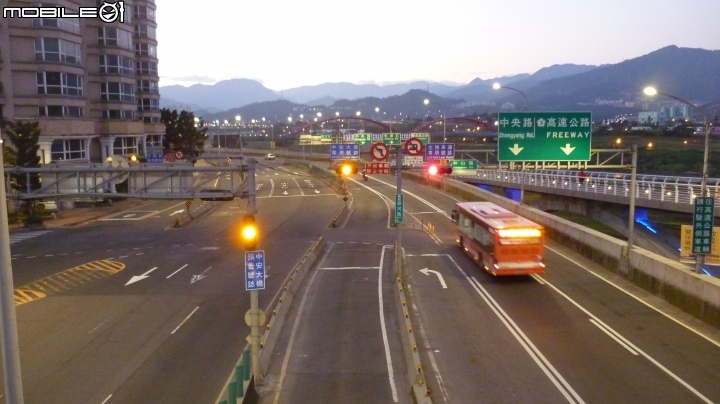 輕鬆單車遊~晨騎陽光橋,碧潭,華山文創園區 ~~