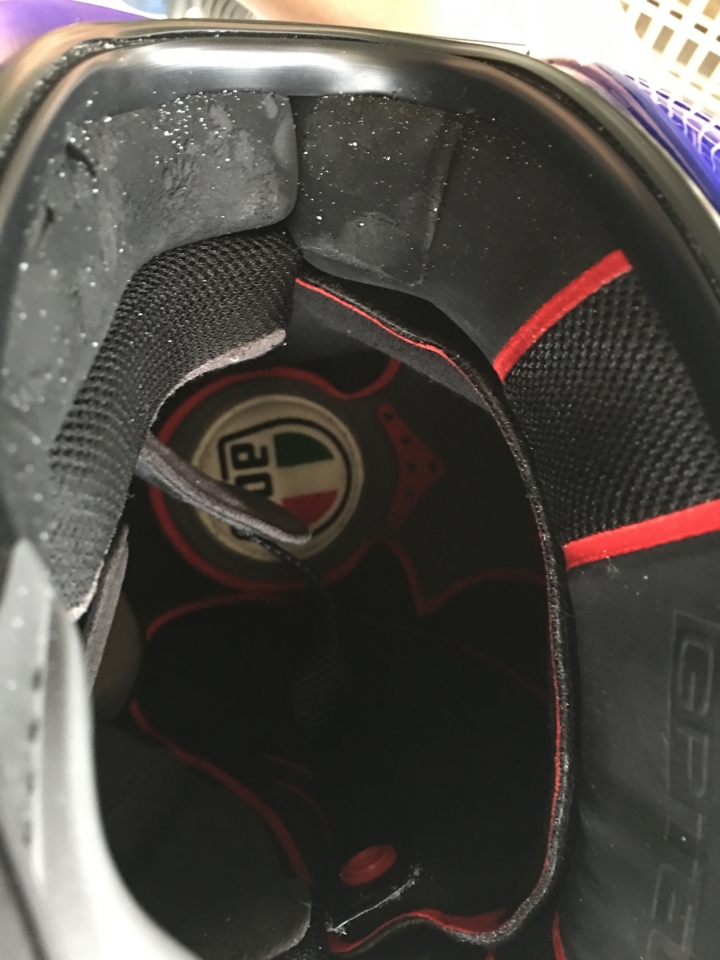 我的AGV GP-TECH 安全帽 「融化了」!