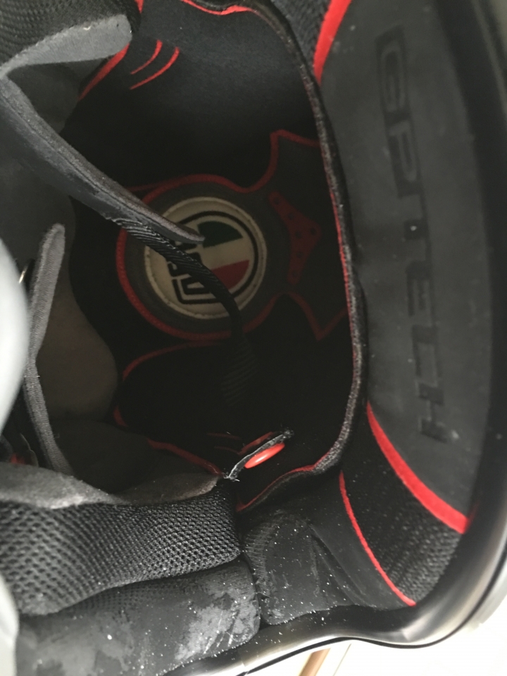 我的AGV GP-TECH 安全帽 「融化了」!