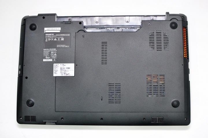 GIGABYTE P17F V5外觀平庸內裝超值的好遊戲筆電