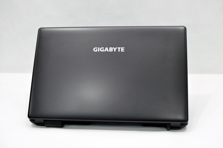 GIGABYTE P17F V5外觀平庸內裝超值的好遊戲筆電