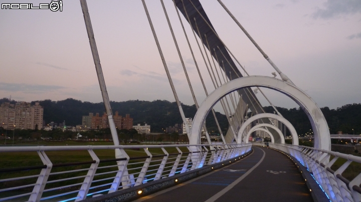 輕鬆單車遊~晨騎陽光橋,碧潭,華山文創園區 ~~
