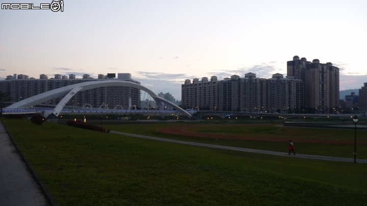 輕鬆單車遊~晨騎陽光橋,碧潭,華山文創園區 ~~